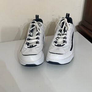 Men’s size 11 Therashoe worn once